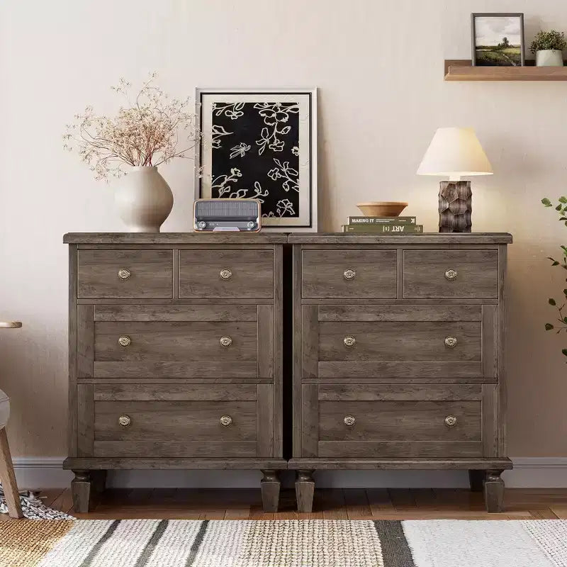 Commode Vintage en Bois à 4 Tiroirs avec Poignées Sculptées et Pieds Effilés, Grand Meuble de Rangement, Armoire de Rangement Rustique pour Chambre et Placard